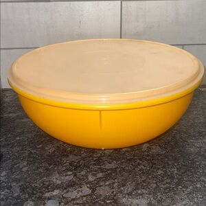 26 cup vintage Tupperware yellow and White Mixing Bowl with Lid. Great condition